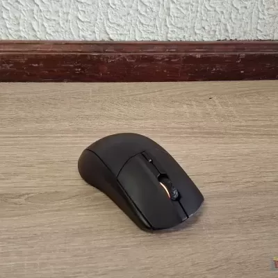 Rato de computador preto sem fios num chão de parquet