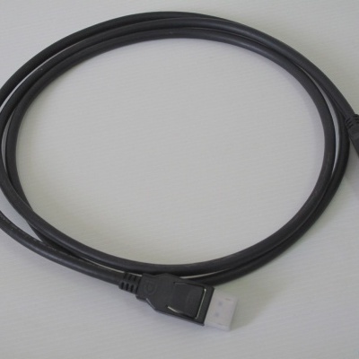 Cabo HDMI preto com conectores em ambas as extremidades sobre fundo branco