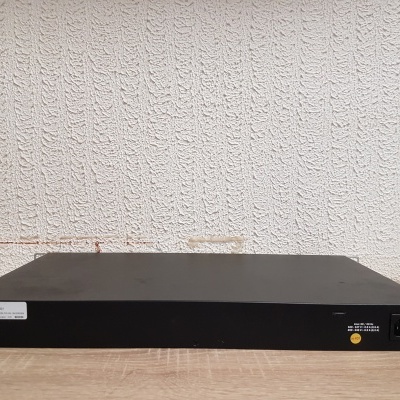 Dispositivo eletrónico preto rectangular sobre mesa de madeira clara