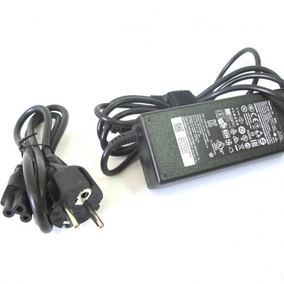 Carregador preto para portátil com cabo de alimentação separado, etiquetas técnicas visíveis