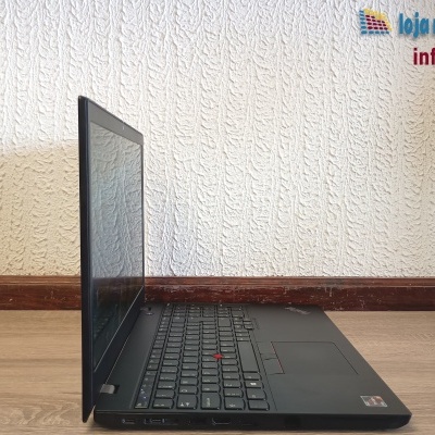 Computador portátil preto ThinkPad aberto sobre mesa de madeira