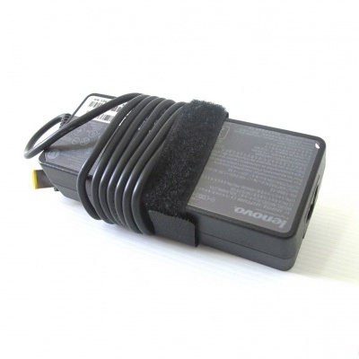 Carregador Lenovo preto com cabo enrolado e fita de velcro