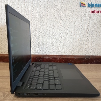 Portátil preto aberto sobre superfície de madeira em fundo branco texturizado com texto loja mestre andré informática