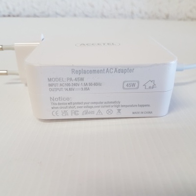 Carregador de parede branco com texto de especificações visível em fundo branco.