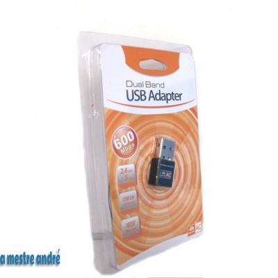 Adaptador USB Dual Band em embalagem de plástico com fundo laranja e branco
