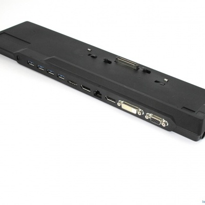 Docking station preta com várias portas em fundo branco