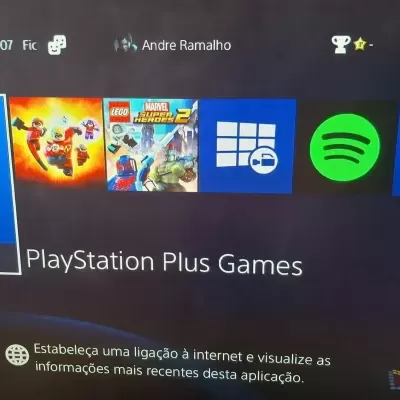 Interface de utilizador da PlayStation com menu PS Plus e jogos variados exibidos