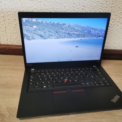 Computador portátil Lenovo ThinkPad X395 preto com teclado e ecrã ligado