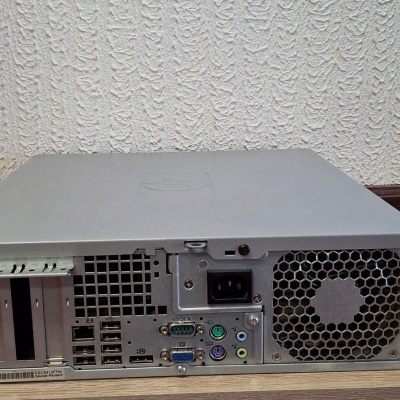 Unidade central de computador com várias portas na parte traseira