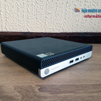Computador compacto HP ProDesk preto com painel branco e portas USB