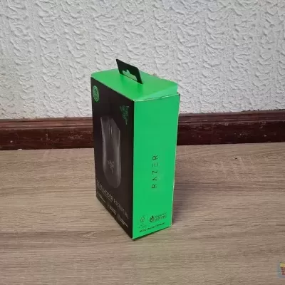 Embalagem de auriculares Razer Kills em verde e preto no chão