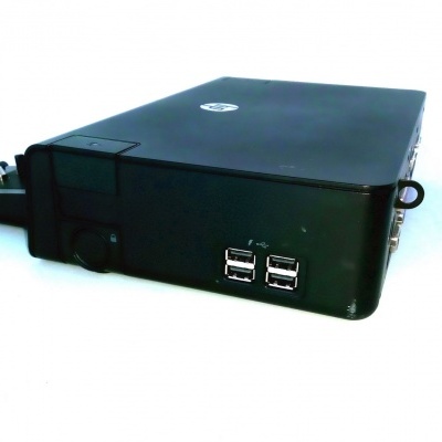 Computador portátil preto com portas USB visíveis e logótipo HP