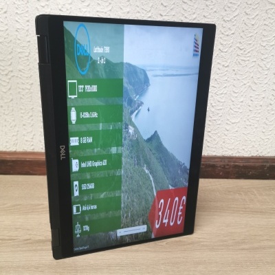 Computador portátil Dell Latitude 7390 2-em-1 em modo tablet com especificações técnicas e preço no ecrã colocado sobre mesa