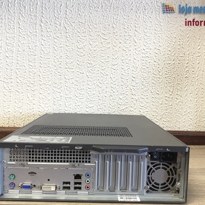 Computador de secretária Fujitsu cinzento visto de trás com várias portas e ventoinha