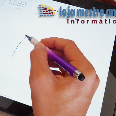 Mão com caneta roxa a escrever em tablet digital branco com logotipo loja mestre andre informática