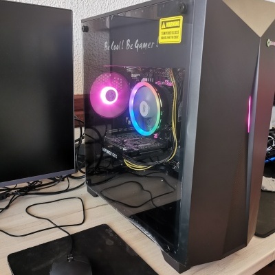 Computador gaming com caixa preta vidro temperado com luzes RGB e rato MARS GAMING