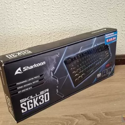 Caixa preta do teclado Sharkoon SKILLER SGK30 sobre chão de madeira