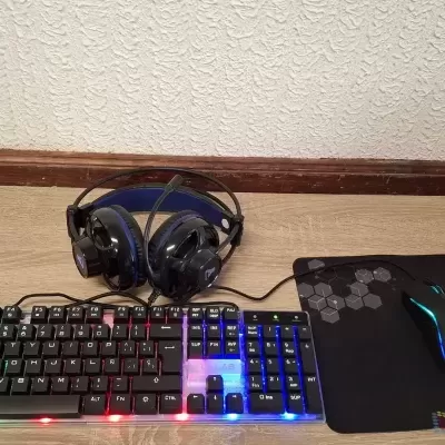 Conjunto de teclado mecânico RGB, auscultadores, rato iluminado e tapete de rato