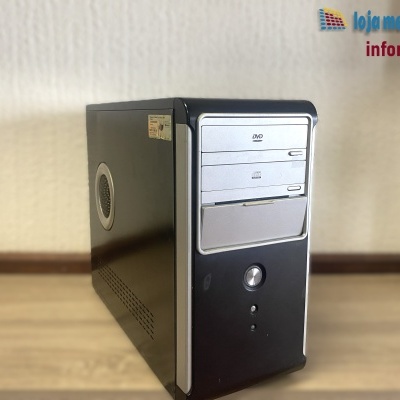 Computador de secretária preto com painéis prateados e leitor DVD