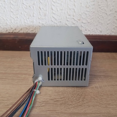 Fonte de alimentação de computador metálica cinzenta com fios coloridos