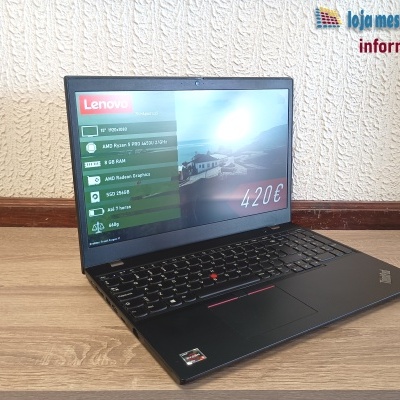 Computador portátil Lenovo Thinkpad L15 preto com especificações no ecrã e preço 420€ sobre mesa de madeira, parede bege ao fundo