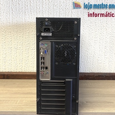 Parte traseira de torre de computador preta com portas e ventilador