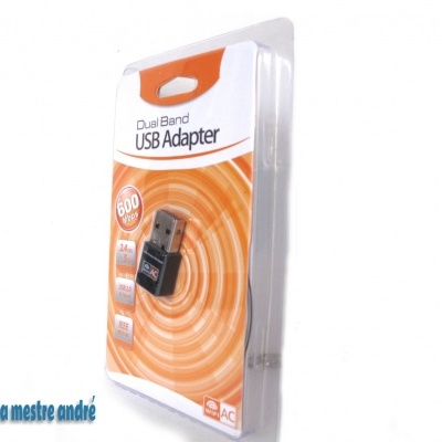 Adaptador USB Dual Band em embalagem plástica com texto em branco e laranja