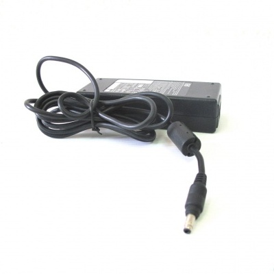 Fonte de alimentação elétrica preta com cabo