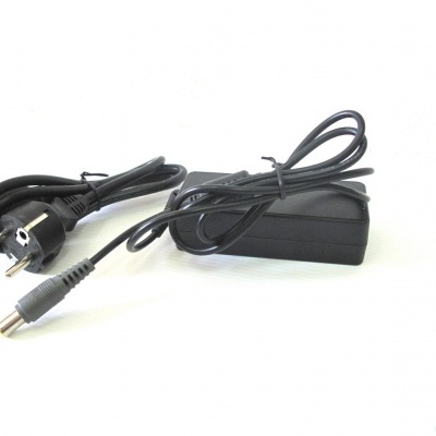 Carregador preto com cabo e plugue europeu