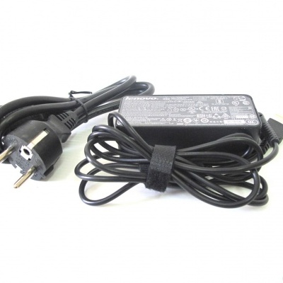 Carregador de laptop preto com cabo e ficha de tomada