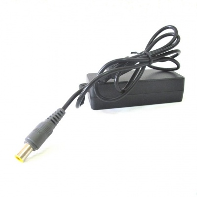 Carregador de energia preto com cabo e plugue redondo em fundo branco