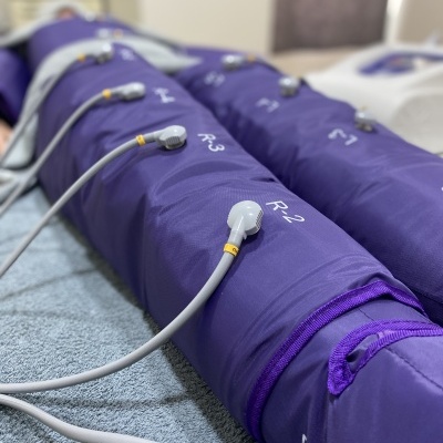 Botas infláveis roxas com etiquetas e cabos brancos num ambiente interno