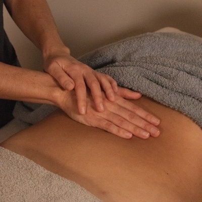 Massagem nas costas com toalha cinzenta