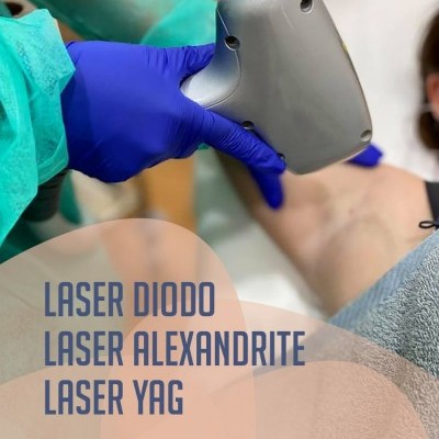 Dispositivo de laser segurado com luva azul durante tratamento estético