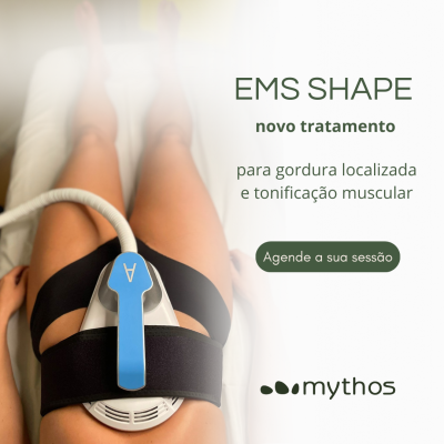 Pessoa com aparelho EMS SHAPE nas coxas para tratamento de gordura localizada