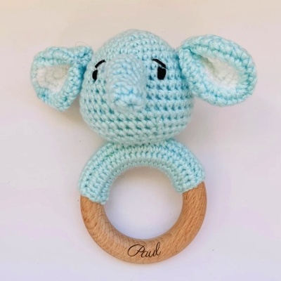 mordedor de bebé com cabeça de elefante azul de croché e argola de madeira com nome Paul