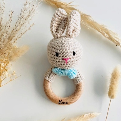 Brinquedo de bebé coelho com anel de madeira e nome Marc