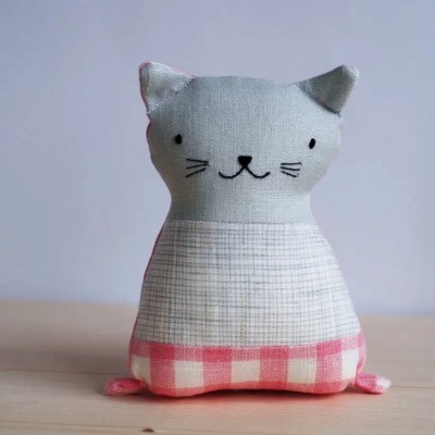 Boneco pelúcia gato com padrões xadrez rosa e cinzento