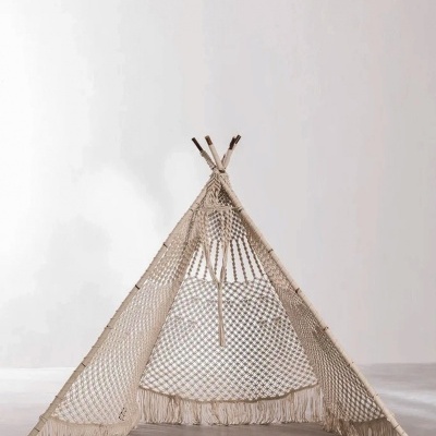 tenda tipi decorativa em macramé bege com franjas e estrutura de madeira