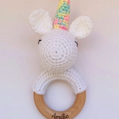 Chocalho unicórnio em crochet com base de madeira e nome Amélie gravado