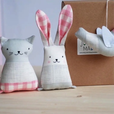 Brinquedos de tecido em forma de gato, coelho e pássaro com padrão xadrez rosa