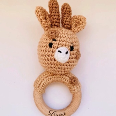 Chocalho para bebé em forma de cabeça de girafa de croché castanho com argola de madeira