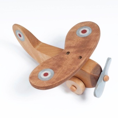 Avião de brinquedo em madeira com hélice e detalhes coloridos