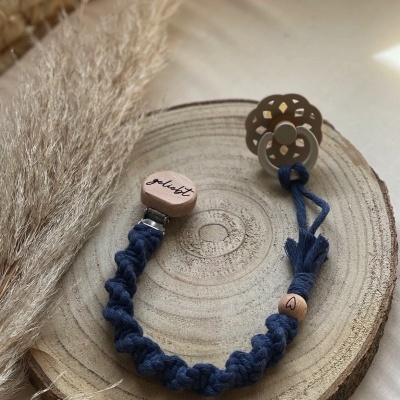 Esterilizador para chupeta com cordão azul, pendente de madeira e argola decorativa castanha sobre disco de madeira