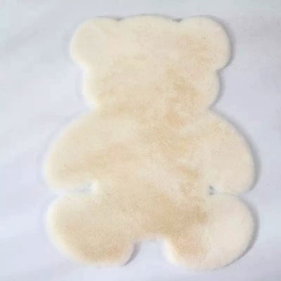 Tapete em forma de ursinho bege claro felpudo