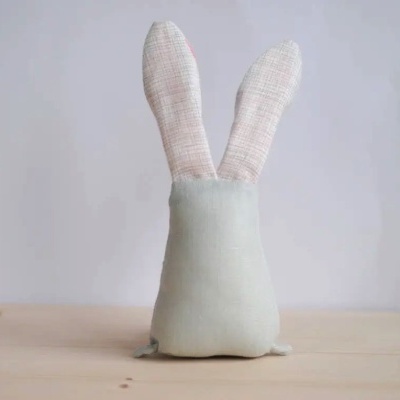 Boneco de peluche coelho com orelhas compridas riscas rosa e branco