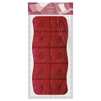 Embalagem de tabletes vermelhos com marcações e rótulo com texto em rosa e branco