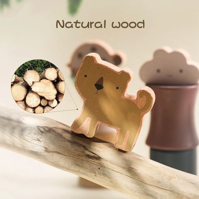 Brinquedo infantil de madeira em forma de cão castanho com olhos e nariz pretos.