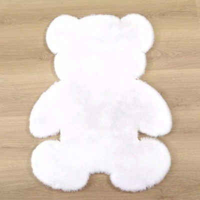 Tapete branco em formato de urso sobre chão de madeira