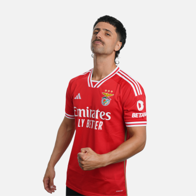 Camisola de futebol vermelha do Benfica com logótipos e texto promocional
